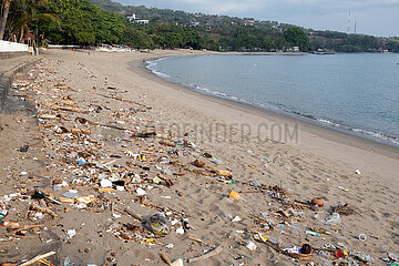 Senggigi  Indonesien  Abfall liegt am Strand