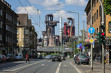 Duisburg  Stadtansicht mit Stahlwerk Thyssenkrupp  Ruhrgebiet  Nordrhein-Westfalen  Deutschland