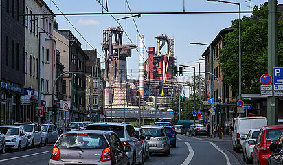 Duisburg  Stadtansicht mit Stahlwerk Thyssenkrupp  Ruhrgebiet  Nordrhein-Westfalen  Deutschland