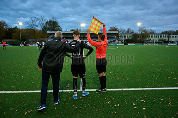 Linienrichter bei ein Fussballspiel vom SV Curslack Neuengamme.