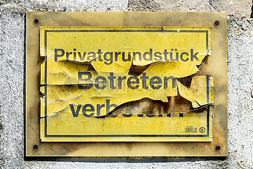 Schild Privatgrundstueck Betreten verboten