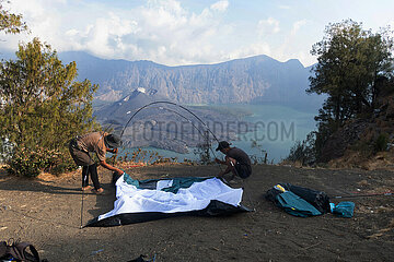 Senaru  Indonesien  Maenner bauen ein Zelt am Senaru-Kraterrand auf dem Mount Rinjani auf