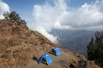 Senaru  Indonesien  Camp am Senaru-Kraterrand auf dem Mount Rinjani mit Blick auf den Gunung Barujari