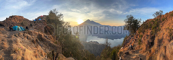 Senaru  Indonesien  Camp am Senaru-Kraterrand auf dem Mount Rinjani mit Blick auf den Gunung Barujari