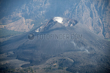 Senaru  Indonesien  Blick auf den Gunung Barujari im Krater des Mount Rinjani