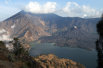 Senaru  Indonesien  Blick vom Senaru-Kraterrand des Mount Rinjani auf den Gunung Barujari