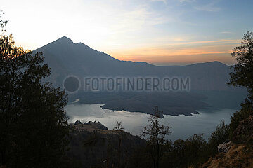 Senaru  Indonesien  Blick auf den Gunung Barujari im Krater des Mount Rinjani
