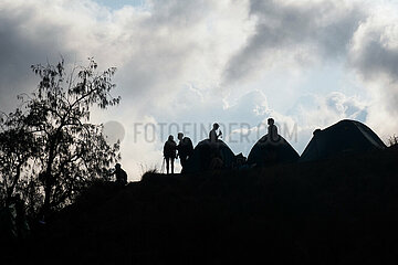 Senaru  Indonesien  Silhouette von Menschen in einem Camp auf dem Mount Rinjani