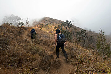 Senaru  Indonesien  Menschen wandern den Mount Rinjani hinauf