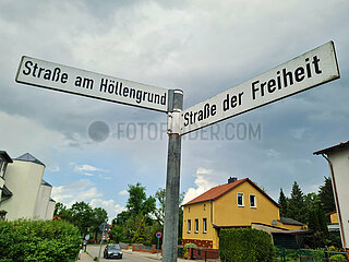 Deutschland  Zeuthen - Origineller Strasssenname  Strasse am Hoellengrund und Strasse der Freiheit