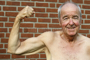 Rentner zeigt seine Muskeln