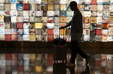 Doha  Katar  Silhouette: Reisender im Terminal des Hamad International Airport