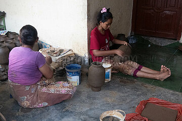 Banyumulek  Indonesien  Frauen beim traditionellen Toepfern