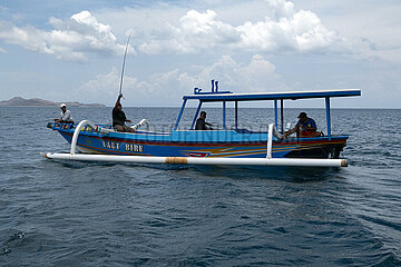 Senggigi  Indonesien  Angler sitzen in einem Jukung. Ein Jukung ist ein traditionelles indonesisches Fischerboot