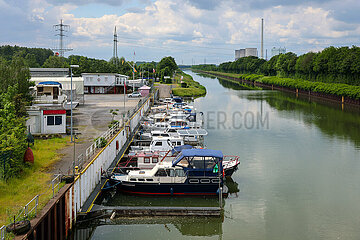 Ruhrgebietslandschaft  Yachthafen am Datteln-Hamm-Kanal  hinten RWE Gersteinwerk  Ruhrgebiet  Nordrhein-Westfalen  Hamm  Deutschland