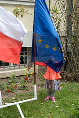 Polen  Przelewice - Kleines Maedchen mit EU-Fahne  Przelewice Gaerten  Foerderprojekt der Europaeischen Fonds fuer regionale Entwicklung (EFRE)