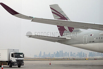Doha  Katar  Blick vom Hamad International Airport auf die Silhouette der Stadt