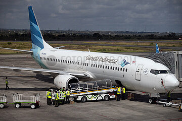 Mataram  Indonesien  Boeing 737 der Garuda Indonesia auf dem Vorfeld des Flughafen