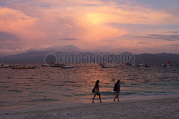 Gili Trawangan  Indonesien  Frauen laufen bei Sonnenuntergang am Strand entlang