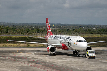 Mataram  Indonesien  Airbus A320 der Air Asia auf dem Vorfeld des Flughafen