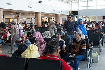Mataram  Indonesien  Reisende warten im Terminal des Flughafen auf den Abflug