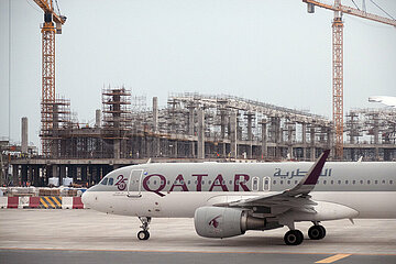 Doha  Katar  Flugzeug der Qatar Airways passiert auf dem Vorfeld des Flughafen eine Baustelle