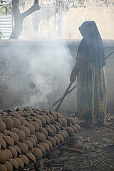 Banyumulek  Indonesien  Frau beim traditionellen Toepfern
