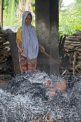 Banyumulek  Indonesien  Frau beim traditionellen Toepfern