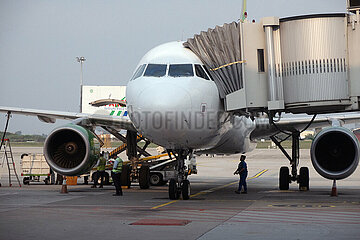 Jakarta  Indonesien  Flugzeug auf dem Vorfeld des Flughafen