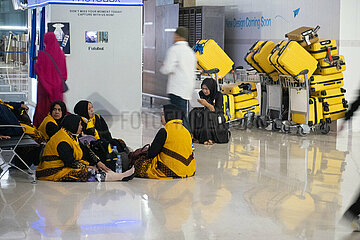 Jakarta  Indonesien  Reisende warten im Terminal des Flughafen auf den Abflug