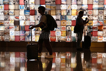Doha  Katar  Silhouette: Reisende im Terminal des Hamad International Airport