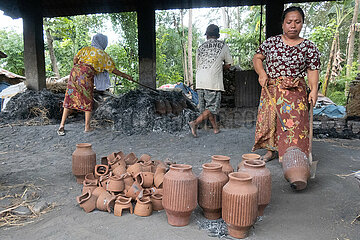 Banyumulek  Indonesien  Frauen und Mann beim traditionellen Toepfern