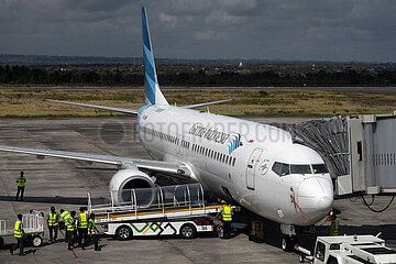 Mataram  Indonesien  Boeing 737 der Garuda Indonesia auf dem Vorfeld des Flughafen