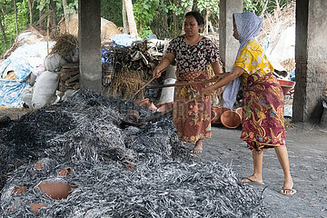 Banyumulek  Indonesien  Frauen beim traditionellen Toepfern