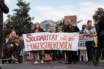 Hungerstreik Slow Walk in Berlin