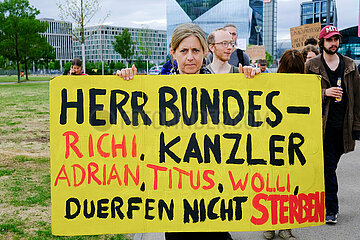 HE Hungerstreik Slow Walk in Berlin