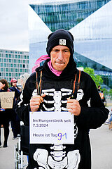 HE Hungerstreik Slow Walk in Berlin