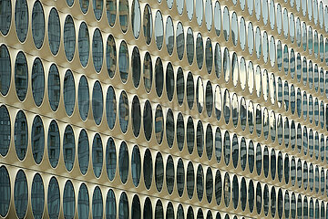 Niederlande  Amsterdam - kreisfoermige Fenster an einer modernen Gewerbeimmobilie in Amsterdam Zuid (Sueden)