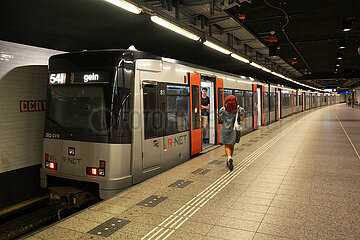 Niederlande  Amsterdam - S-Bahn und U-Bahn des Verkehrsverbunds R-Net im Untergrund der Centraal Station (Hauptbahnhof)