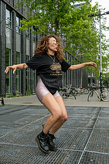 Niederlande  Amsterdam - junge Hollaenderin mit Migrationswurzeln tanzt Amapiano  suedafrikanisches Subgenre der House- und Kwaito-Musik