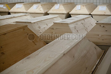 Dortmund  Deutschland  Holzsaerge stehen in der Leichenhalle eines Krematoriums
