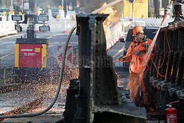 Berlin  Deutschland  Bauarbeiter schweisst einen Teil einer abgerissenen Eisenbahnbruecke auseinander