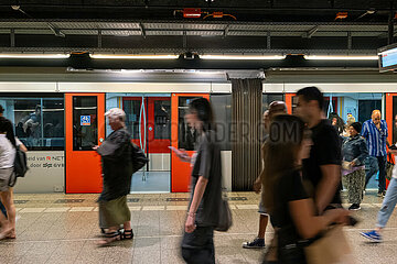 Niederlande  Amsterdam - S-Bahn und U-Bahn des Verkehrsverbunds R-Net im Untergrund der Centraal Station (Hauptbahnhof)