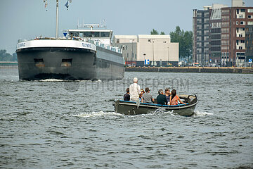 Niederlande  Amsterdam - Schiffverkehr auf der Amstel  Blick von der Rueckseite von Centraal Station