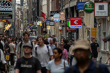 Niederlande  Amsterdam - Gasse in der Altstadt mit vielen Touristen