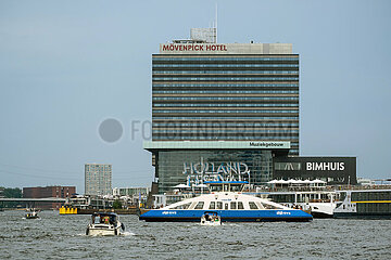 Niederlande  Amsterdam - Moevenpick Hotel Amsterdam City Centre an der Amstel mit Faehre und Booten