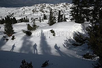 Krippenbrunn  Oesterreich  Schatten von Skitourengehern auf dem Krippenstein