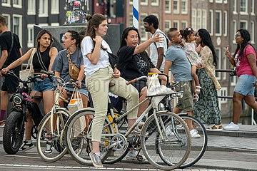 Niederlande  Amsterdam - Fahrradfahrer und Touristen im Stadtzentrum