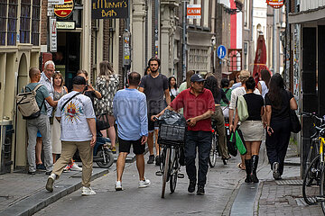 Niederlande  Amsterdam - Gasse in der Altstadt mit vielen Touristen