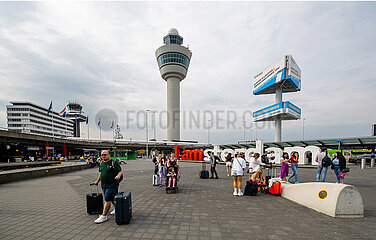 Niederlande  Amsterdam - Passagiere vor dem slogan I amsterdam im Aussenbereich des Amsterdam Airport Schiphol (AMS)